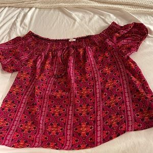 Off the shoulders top. Great for warmer months! 1XL